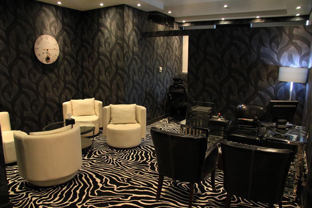 Trianon Royal Hotel Abou Dabi Extérieur photo