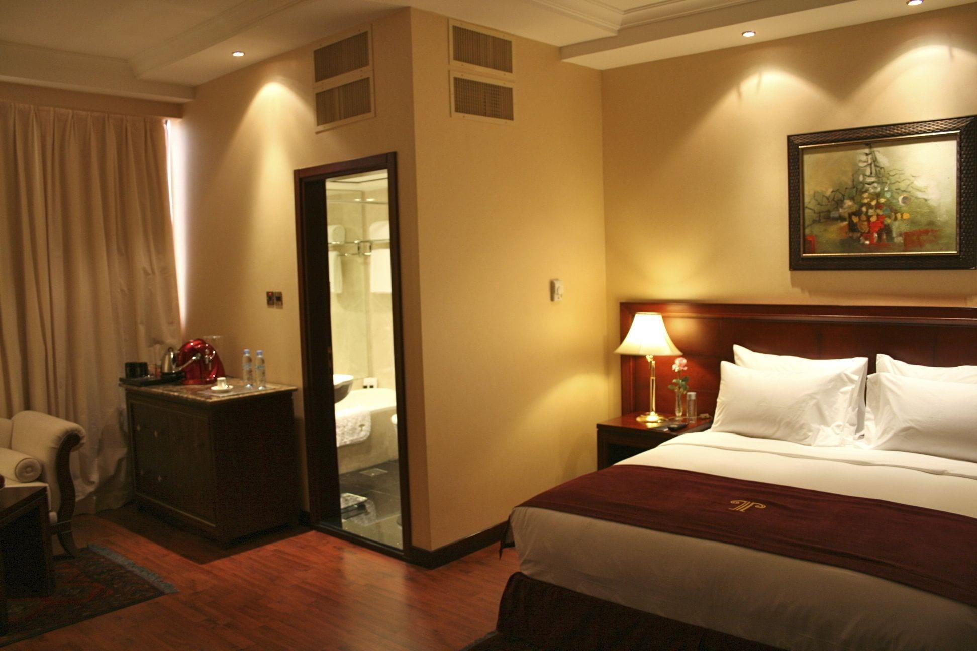 Trianon Royal Hotel Abou Dabi Extérieur photo