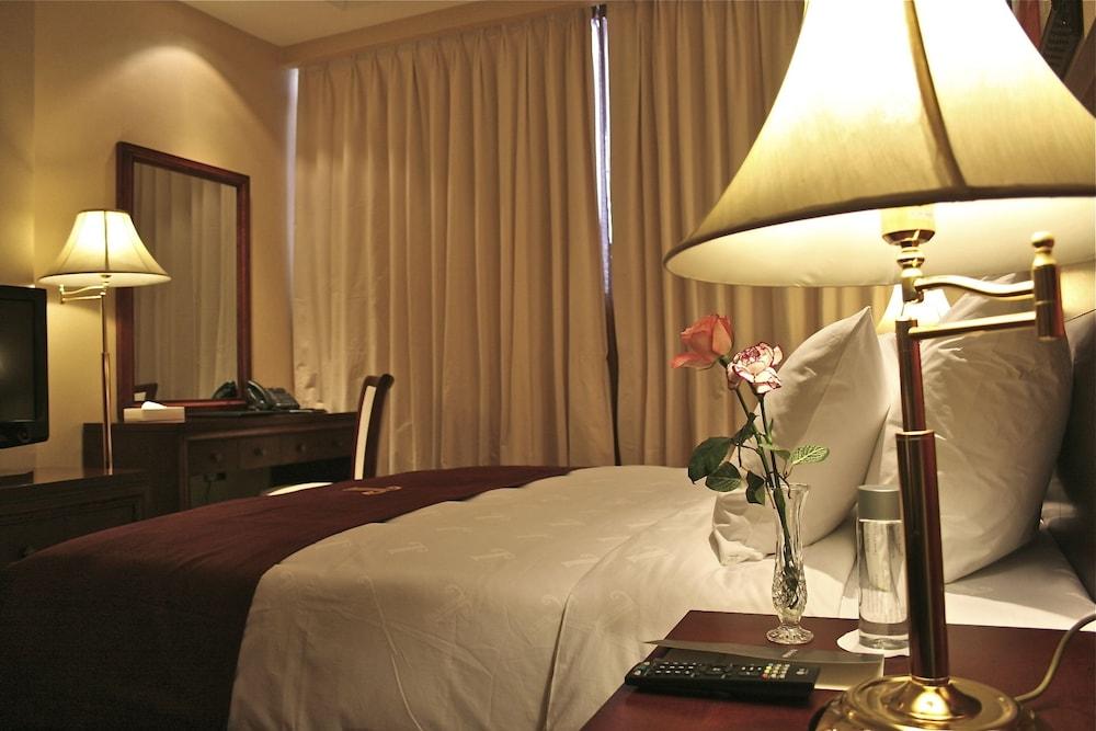 Trianon Royal Hotel Abou Dabi Extérieur photo